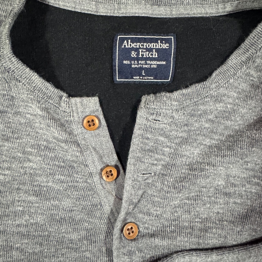 Abercrombie & Fitch Men’s Heather Gray Henley with Wood-Tone Buttons